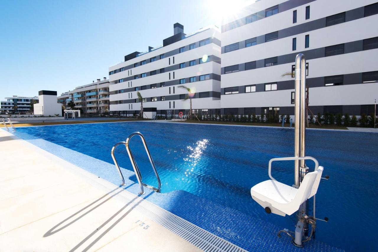 Lujoso Piso Con Jardin Privado A Dos Minutos Andando De La Playa Los Alamos Torremolinos Exterior foto